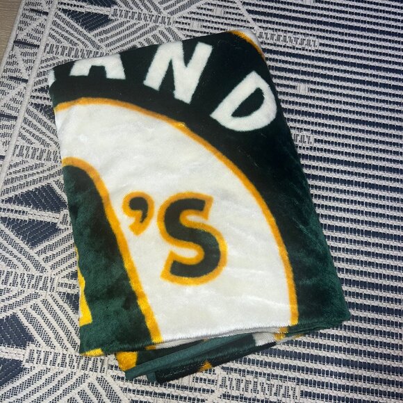 Oakland A's Green & Gold by Northwest Company MLP Baseball Fleece Blanket - Picture 1 of 3